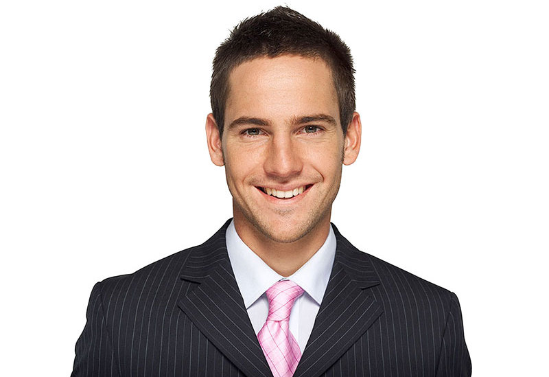 Парень улыбается