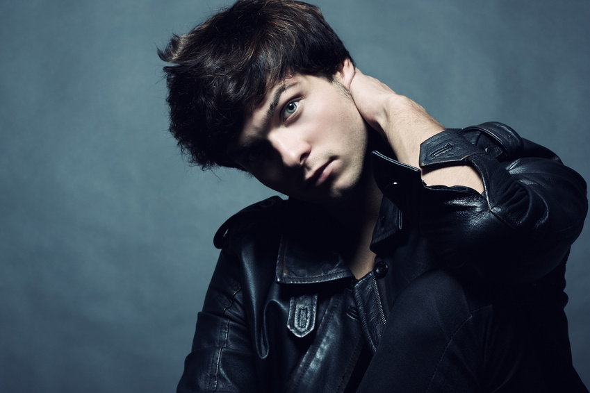 Брюнет в кожаной куртке