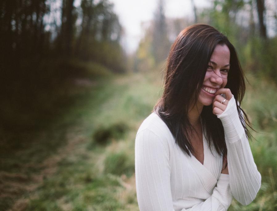 Девушка смеется