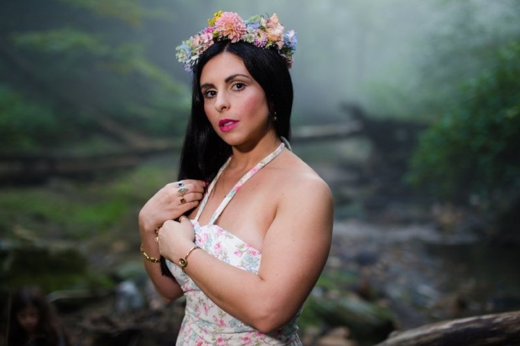 Девушка с венком на голове