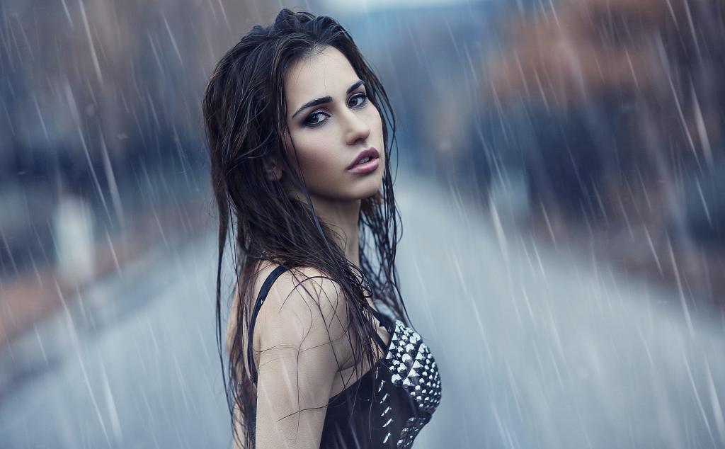 Девушка под дождем