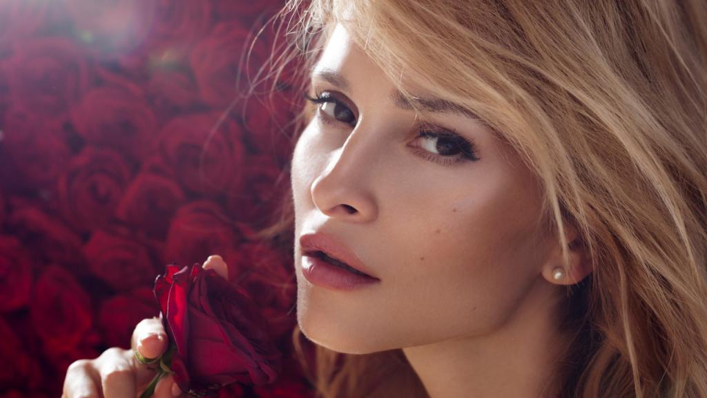Девушка с розой