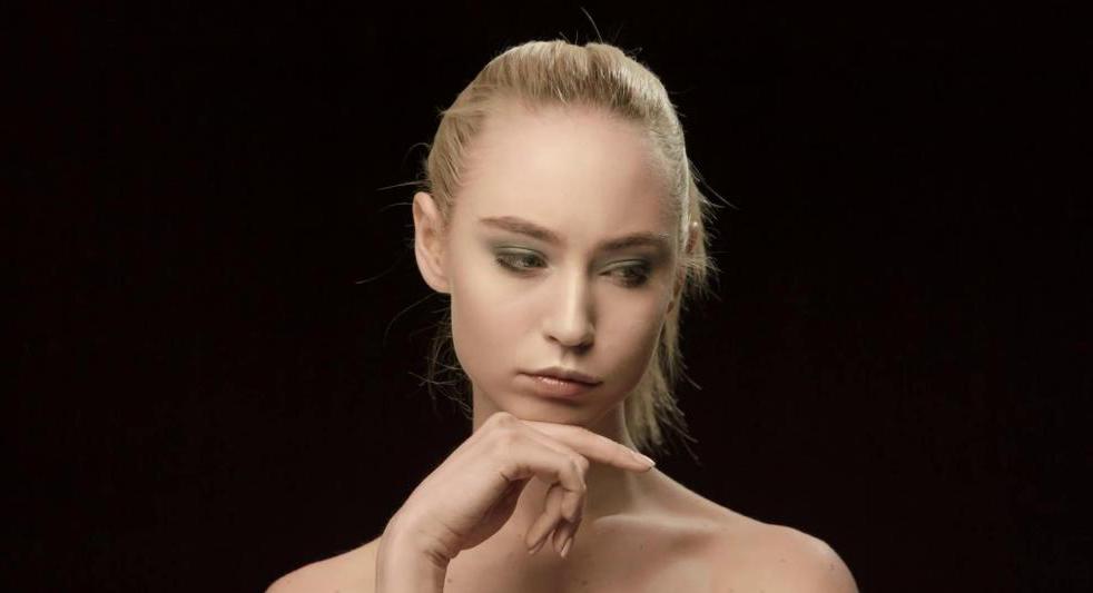 Блондинка на черном фоне