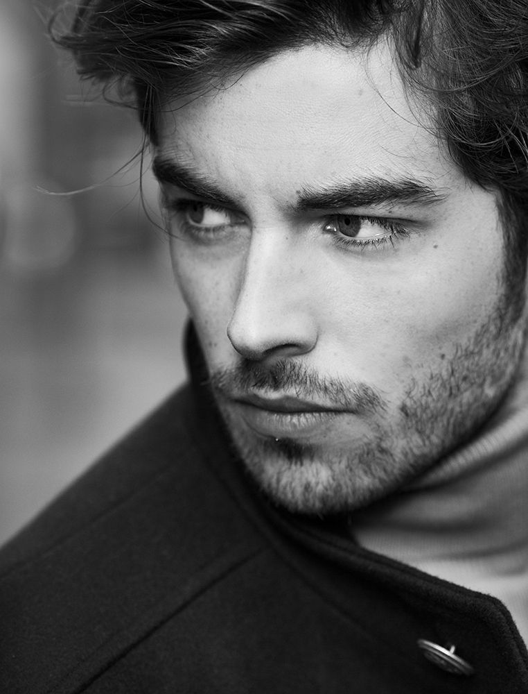 Мужчина с щетиной