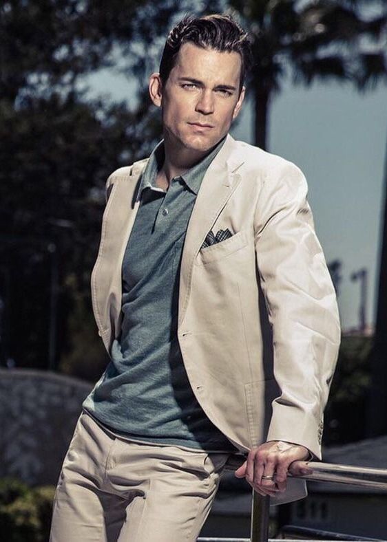 Мужчина в светлом костюме