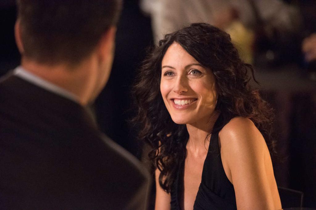 Девушка улыбается