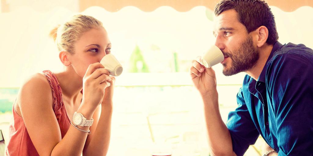 Девушка и парень пьют чай.