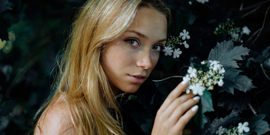 Девушка возле куста.