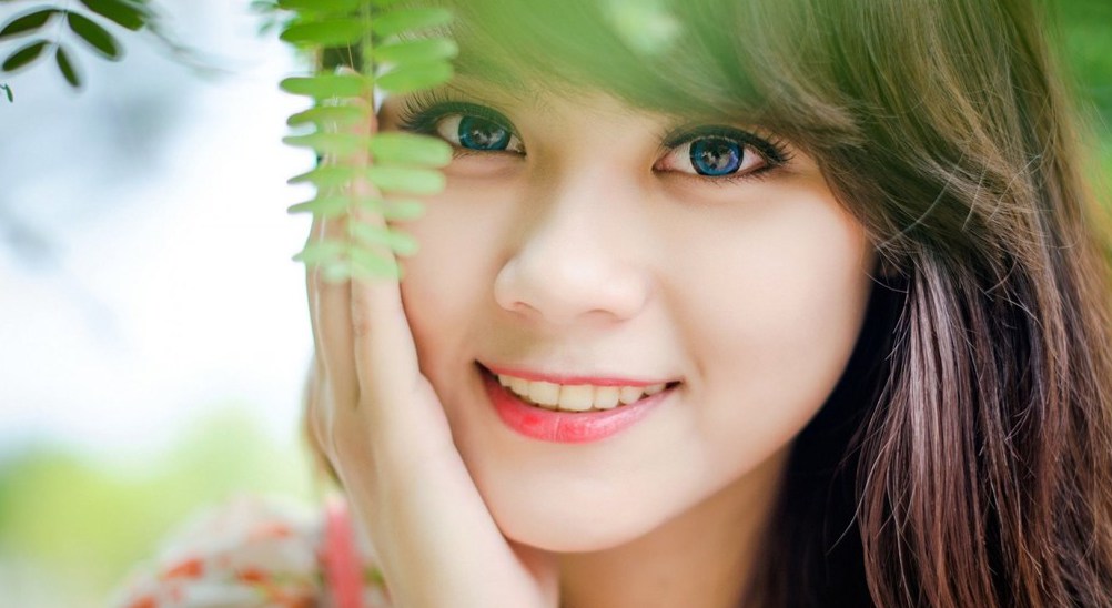 Девушка улыбается