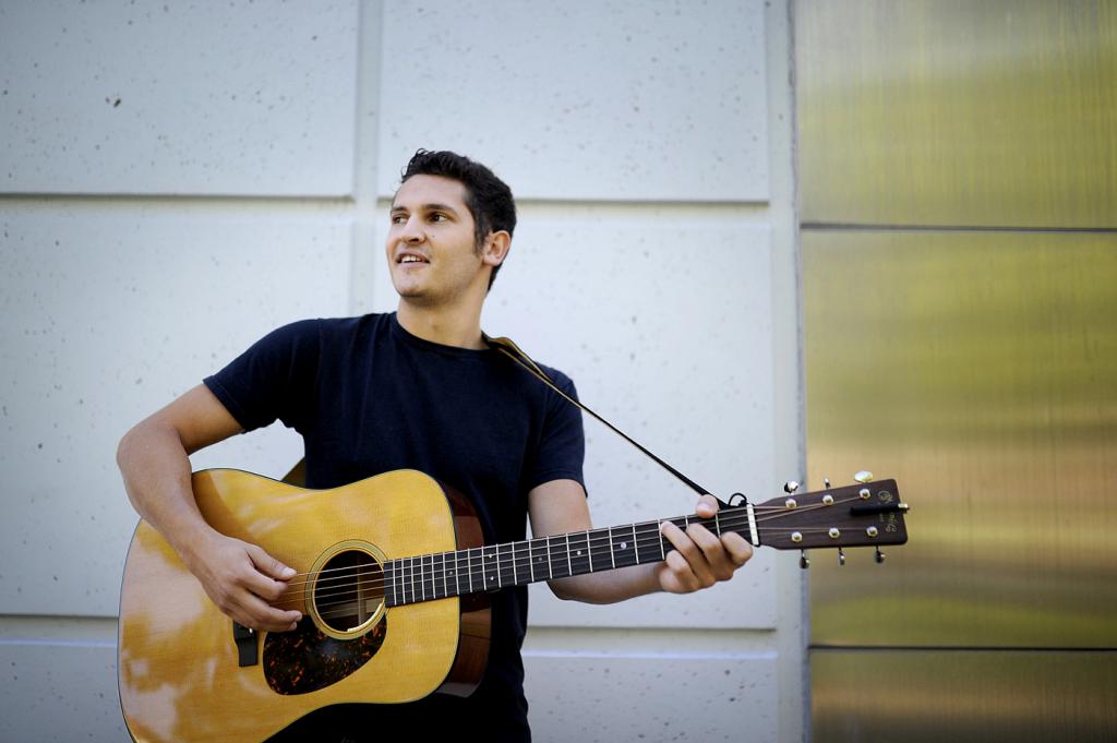 Юноша с гитарой