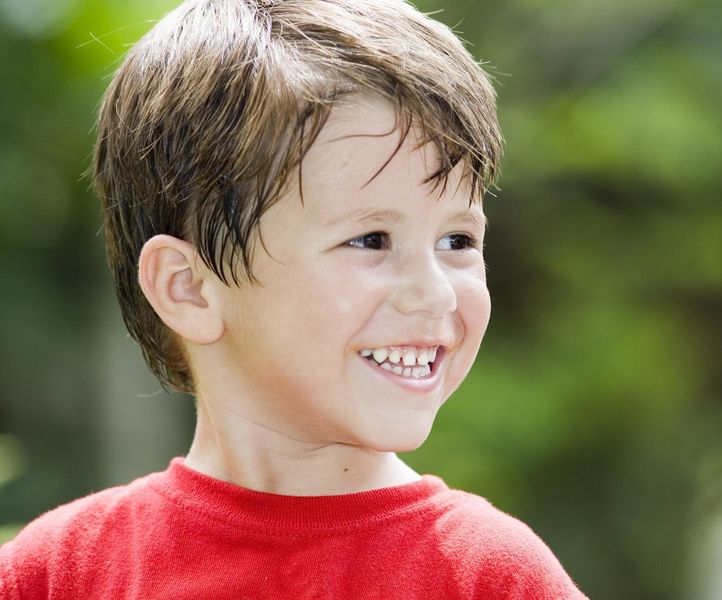 В красной футболке