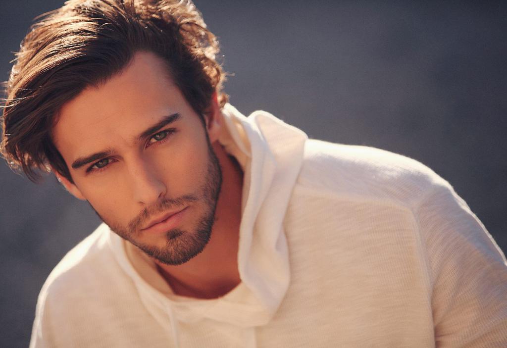 Мужчина модный.