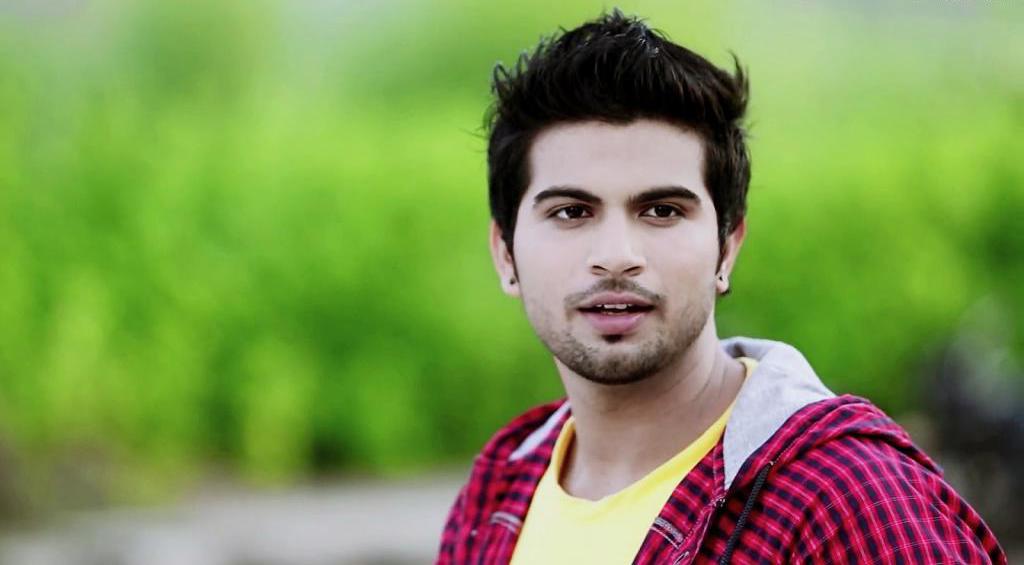 Парень в красной толстовке.