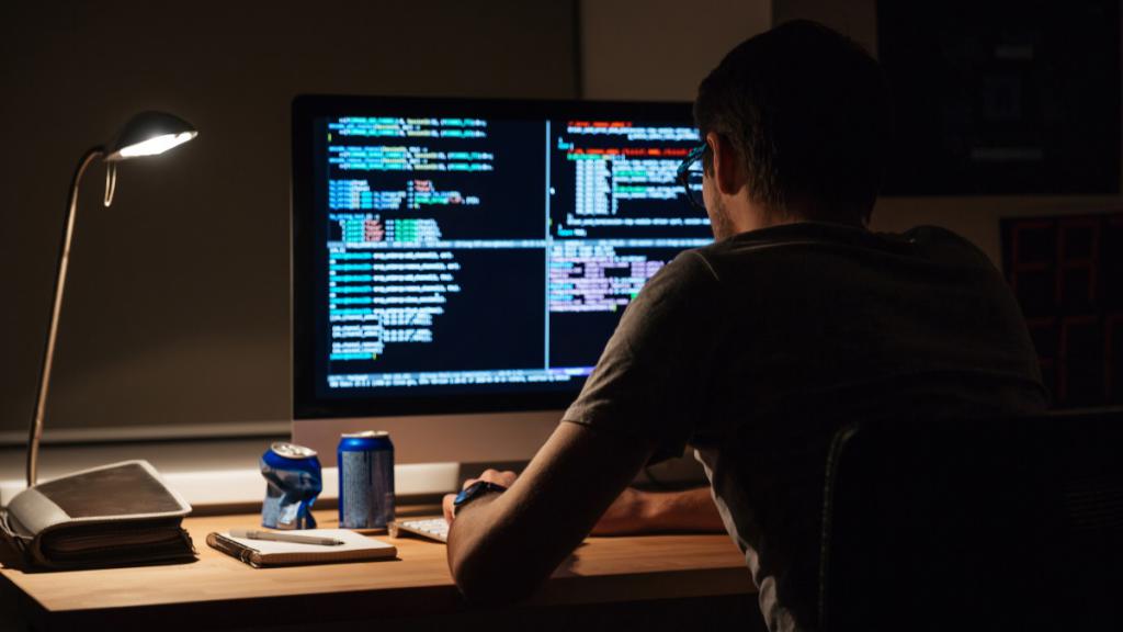 Мужчина за компьютером