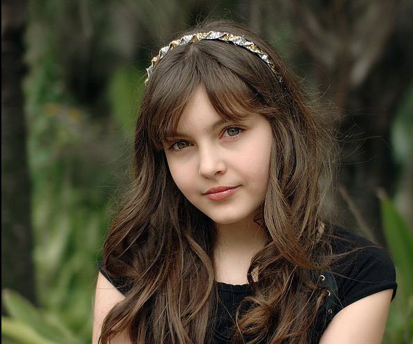 Девушка с ободком.