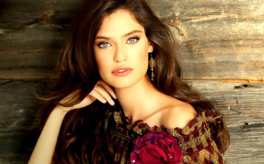 Девушка с цветком.