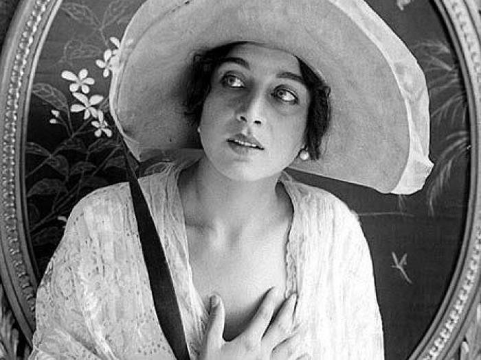 Вера Холодная