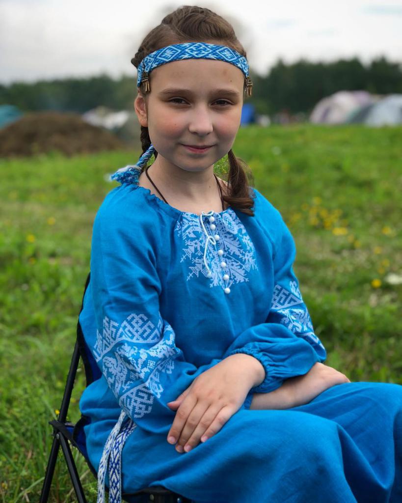 Славянка в васильковой рубахе