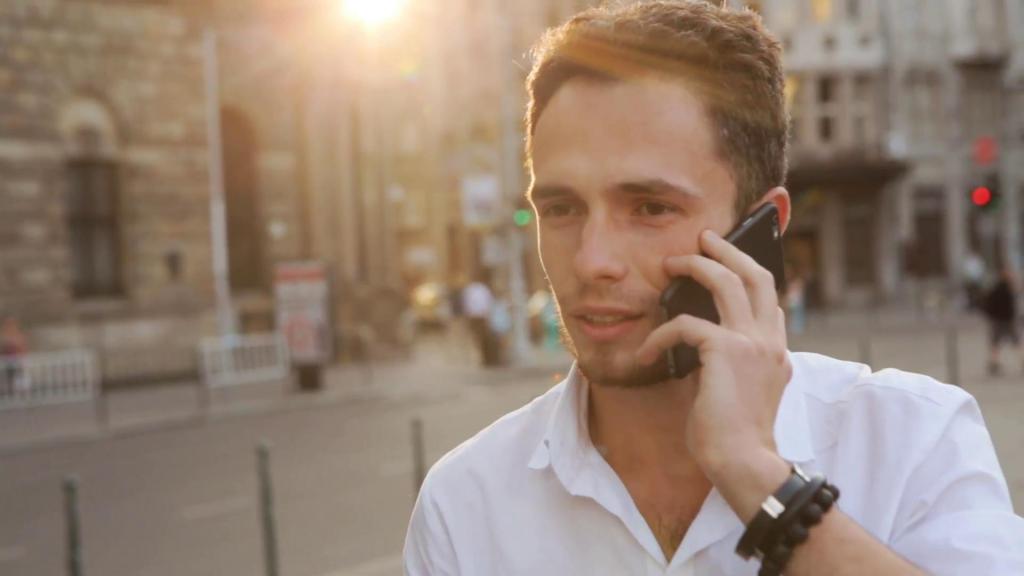 Парень с телефоном.