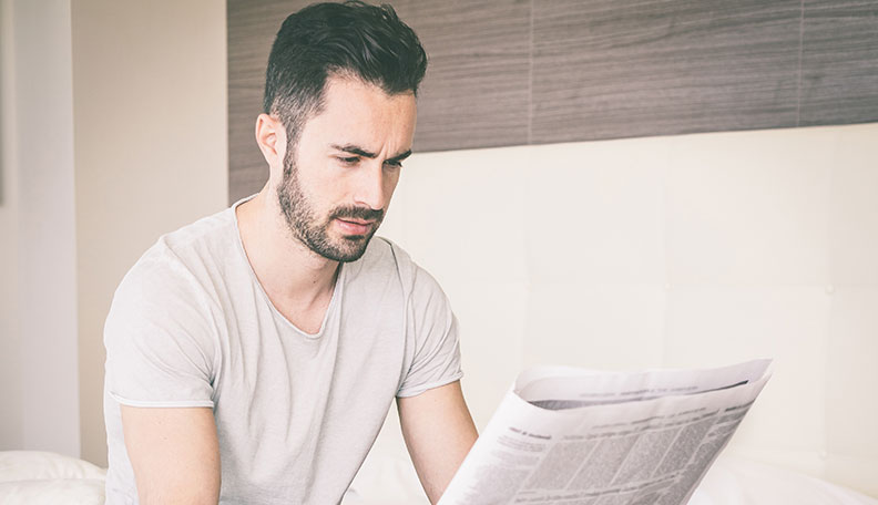 Мужчина читает