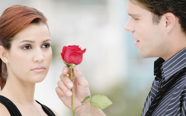Мужчина дарит розу