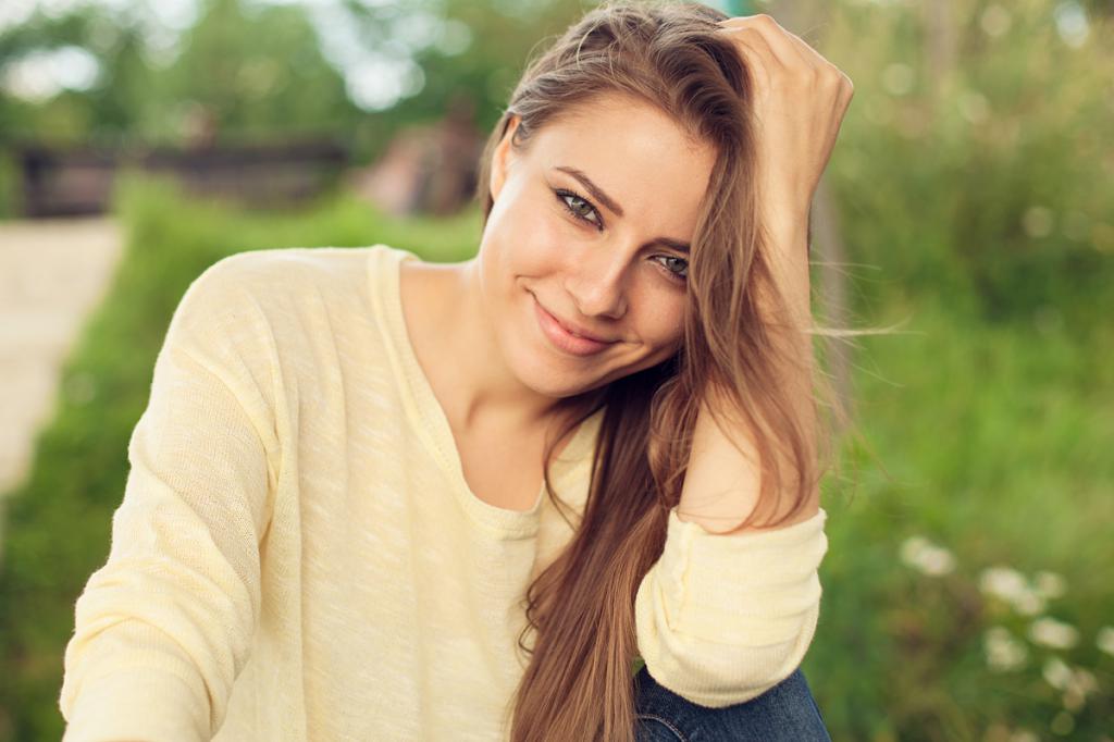 Девушка в желтой блузке