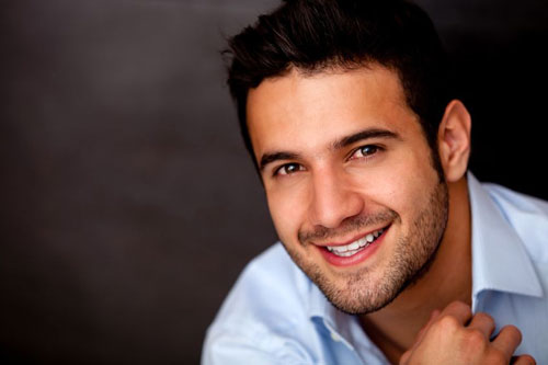 Парень в голубой рубашке