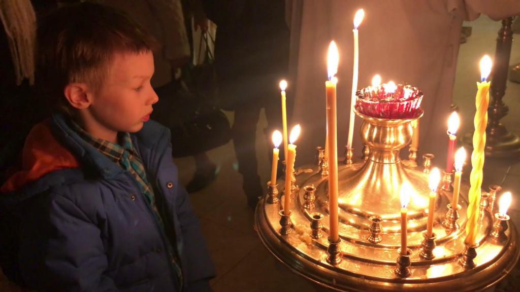 Мальчик в церкви