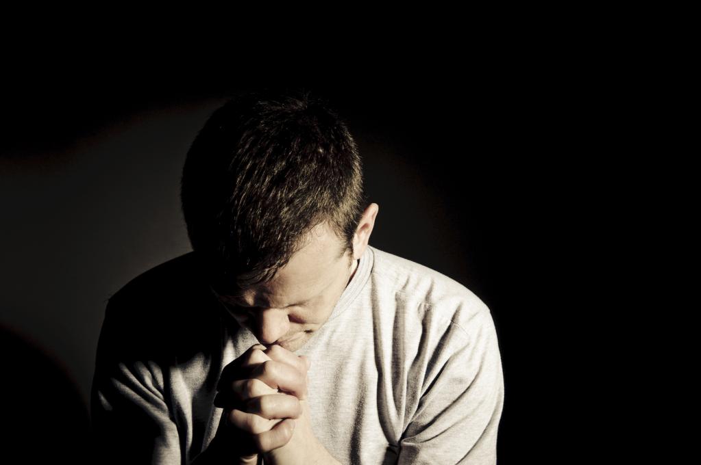 Мужчина в молитве