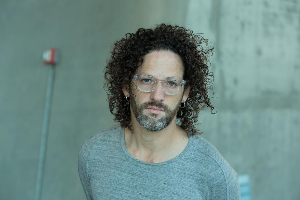 Кудрявый мужчина