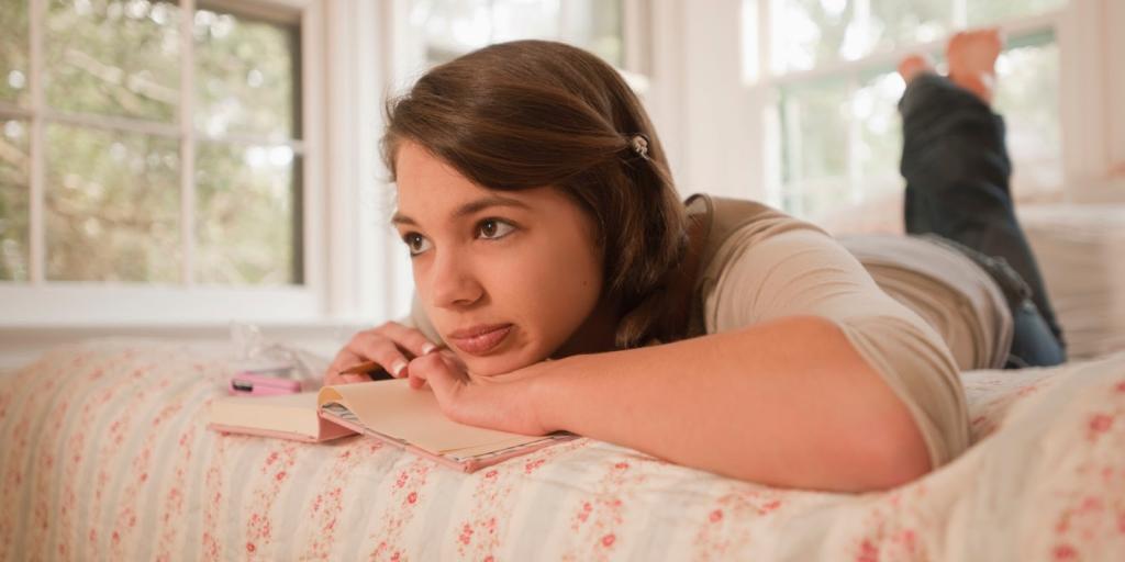 Девочка-подросток с тетрадкой.