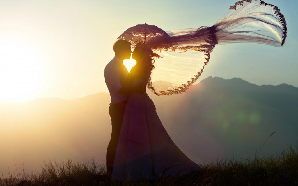 Влюбленные на закате солнца.