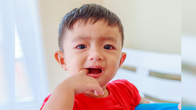 Мальчик плачет