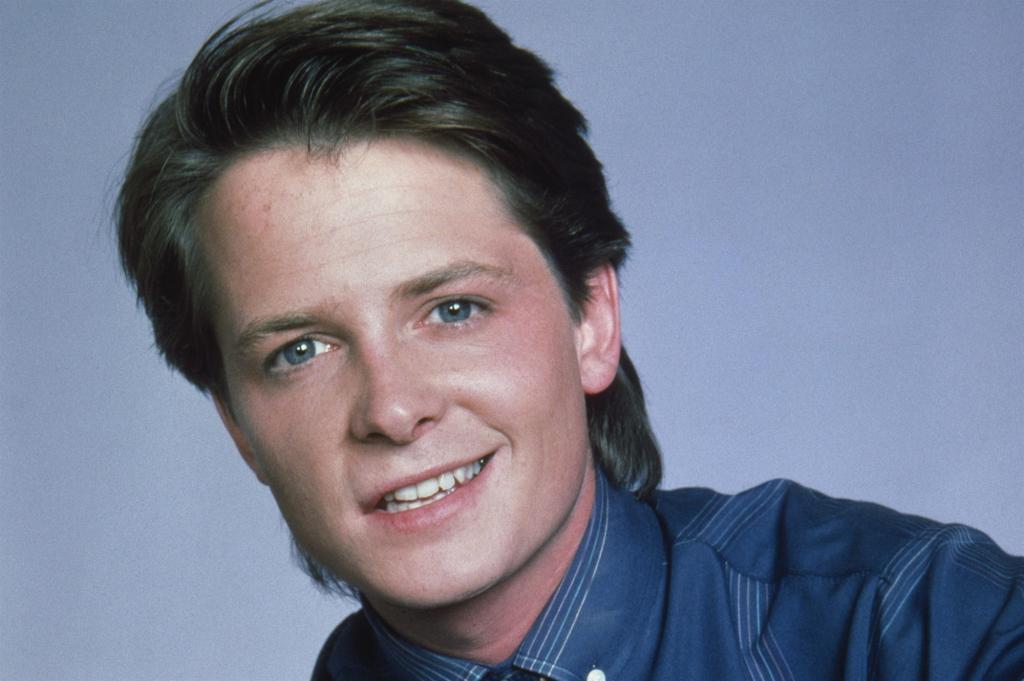 парень в синей рубашке