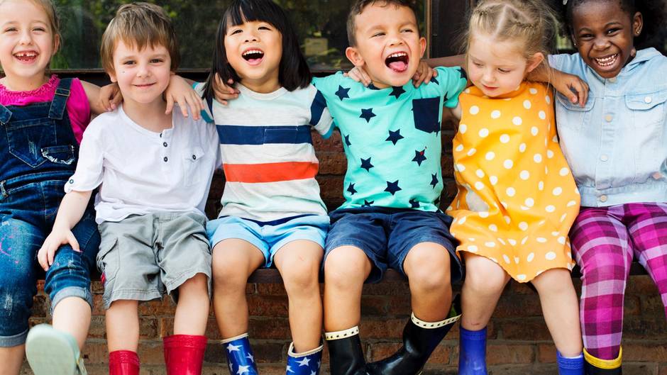 дети в резиновых сапогах