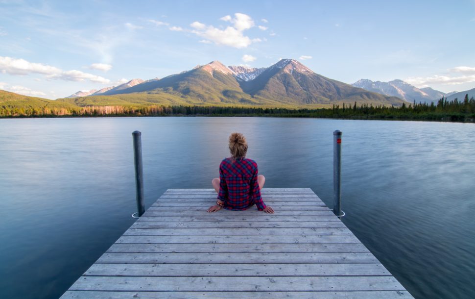 женщина на пристани
