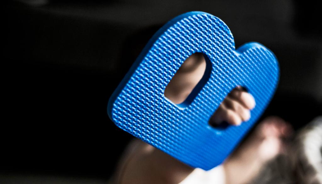 буква В в руке