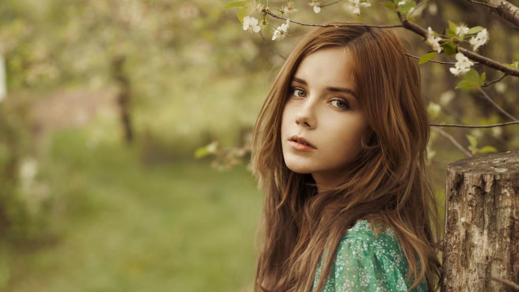 Молодая и красивая девушка.