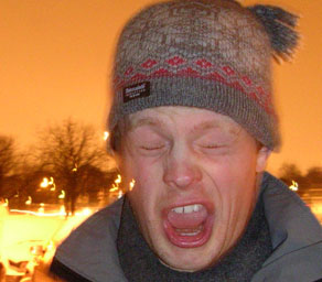 парень чихает