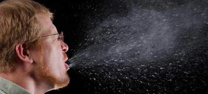 чихает в воздух