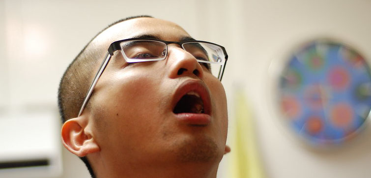 парень чихает