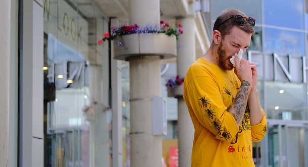 парень чихнул