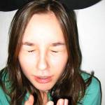 хочет чихнуть