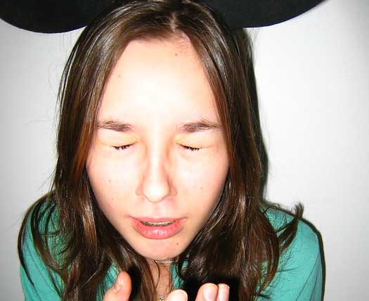 хочет чихнуть