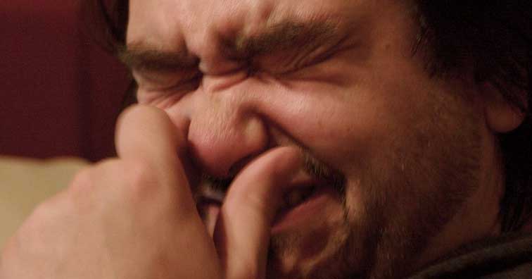 чихает парень