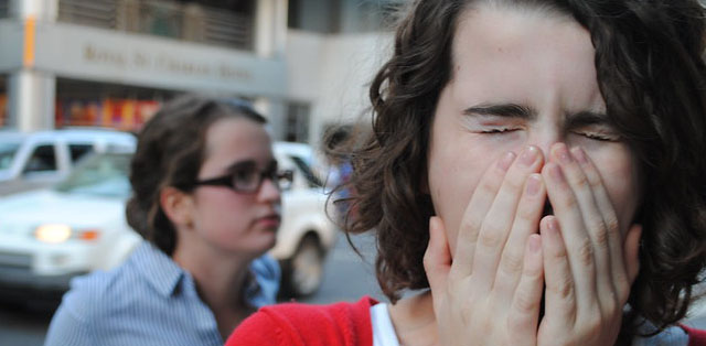 девушка чихает