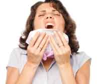 женщина чихает