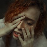 У девушки сильно чешется бровь