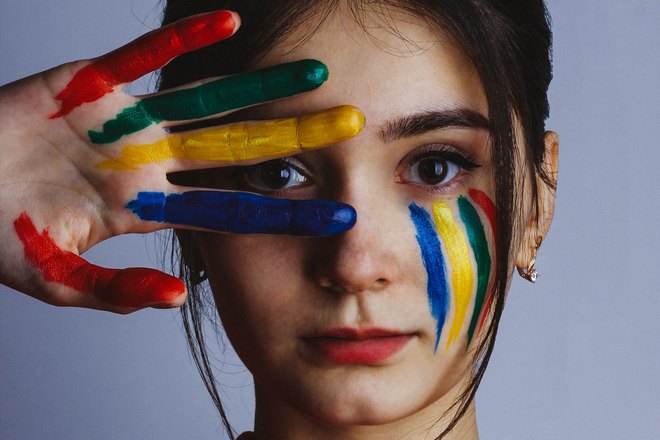 Краски на руке и на лице