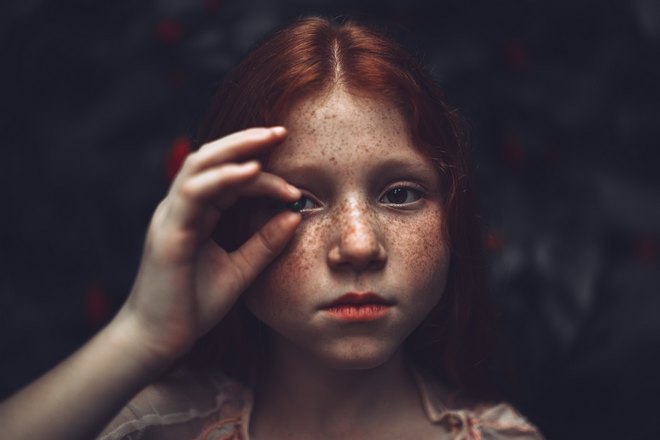 Девочка с веснушками